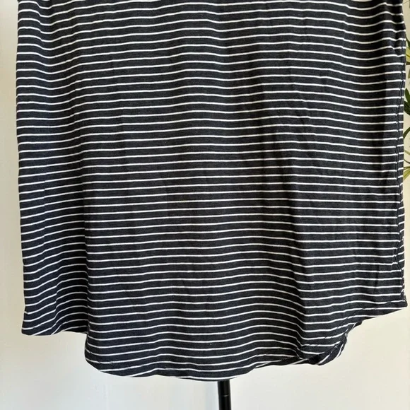 • [Lululemon] Striped V-Neck • - Picture 3 of 8